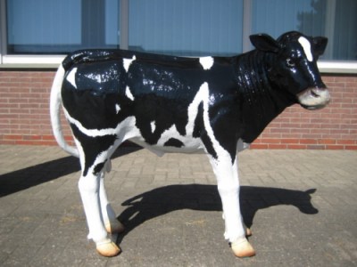 lebensgrosses Kalb Kunststoff